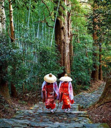Травнева Японія священними стежками